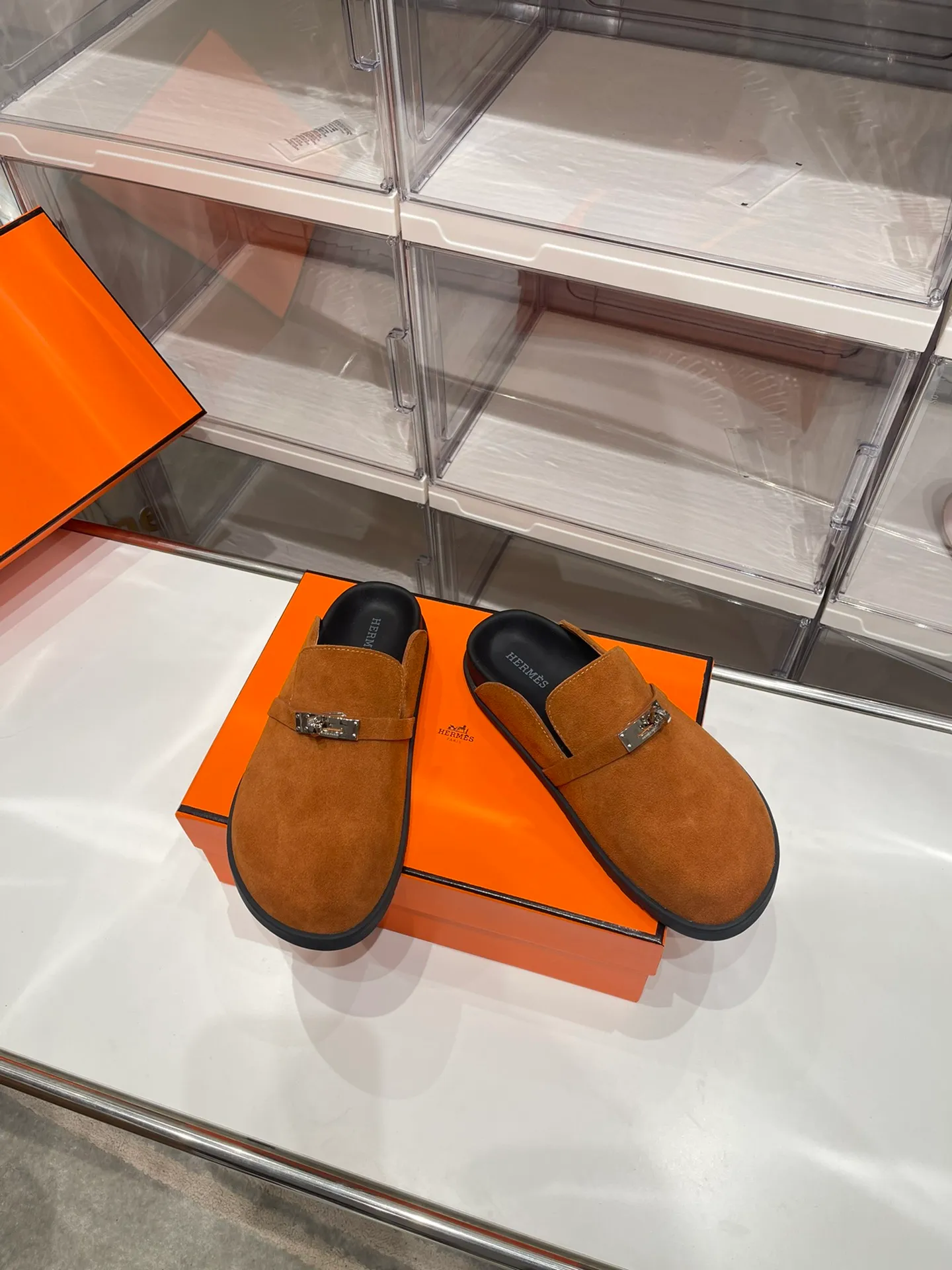 [H Family Hermès] P: 540💰 Size: Male 39-44 (45 46 customized) Female 35-40 (41 42 customized) HERMES Hermès latest kelly buckle couple style Birkenstock slippers, classic family language design! It looks good no matter how you match it! Casual and high-end feeling, the comfort is also great, paired with a variety of colorful socks, it gives a trendy and high-end feel ●Upper: imported cow suede ●Inner: imported sheepskin ●Foot pads: imported mixed sheepskin ●Outsole: Tpu non-slip and wear-resistant outsole